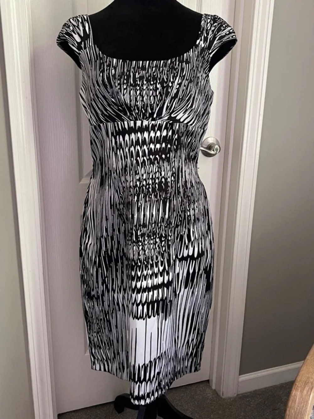 NEW WITH TAG! Roulette Size 8 Black and White Abstract Midi Dress lot6471